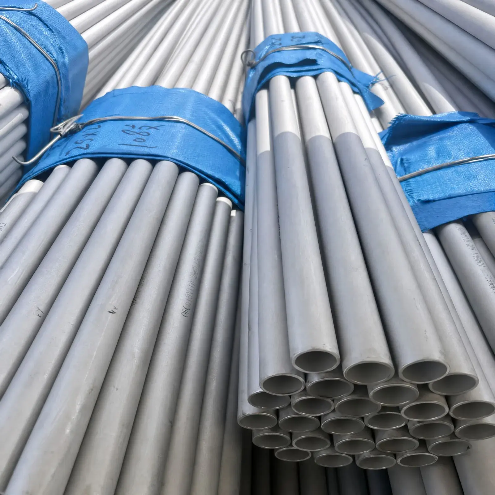 Bundled stainless steel tubes protected for dispatch