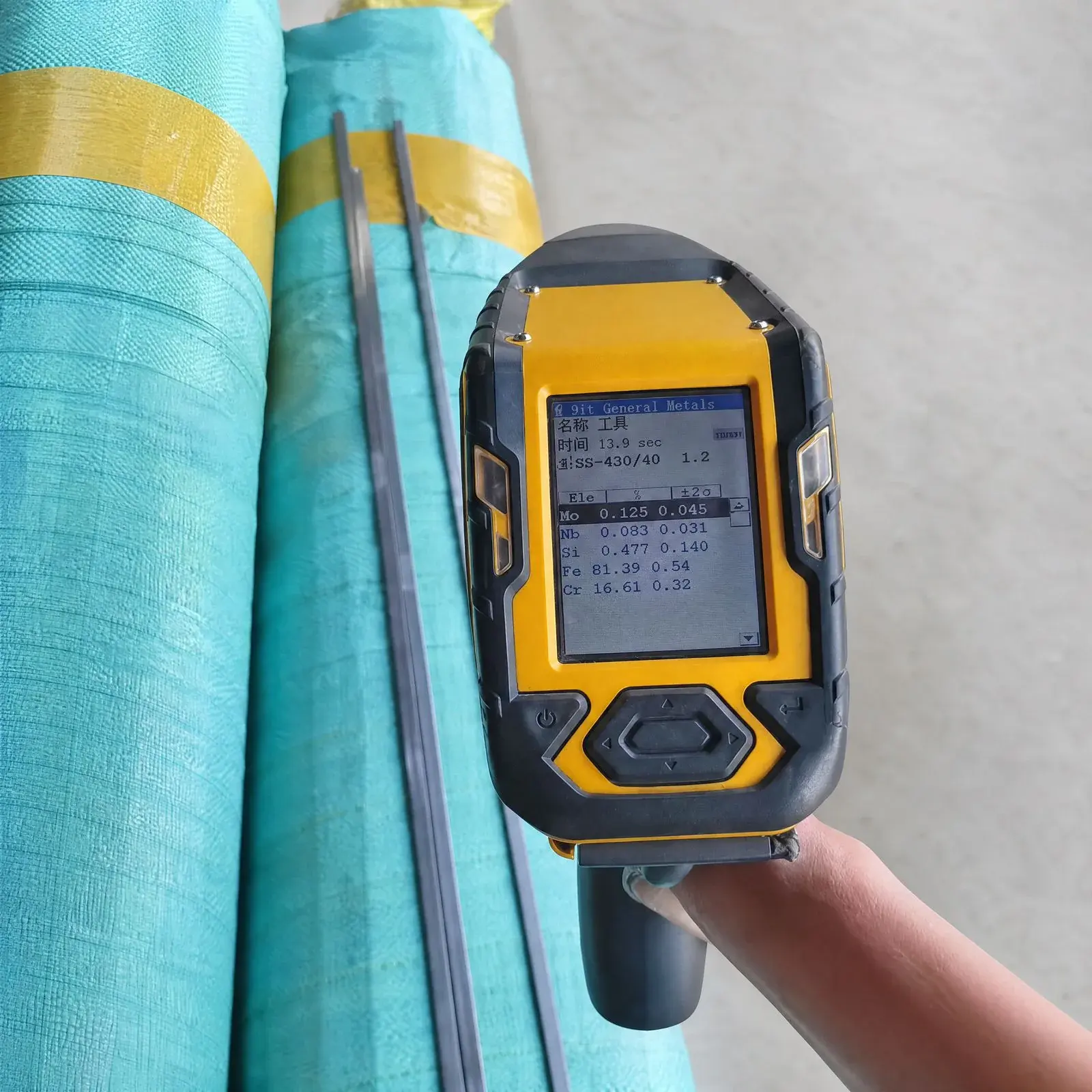 Portable alloy analyzer recording a stainless steel batch reading