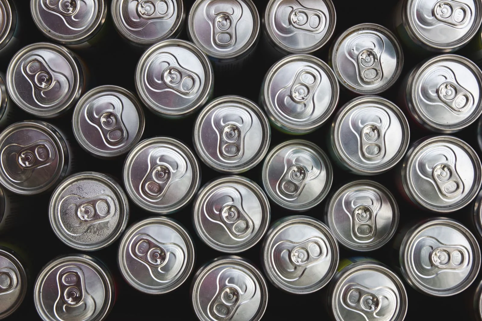 Aluminium beverage cans rows