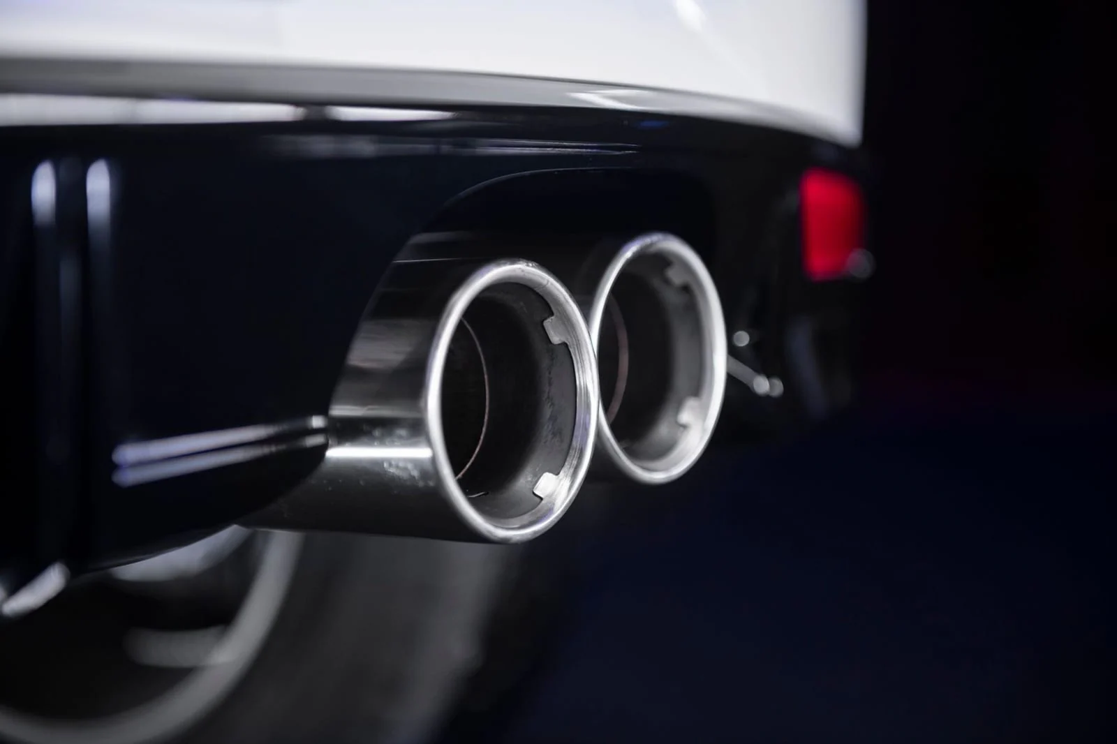 Car exhaust system pipe underside