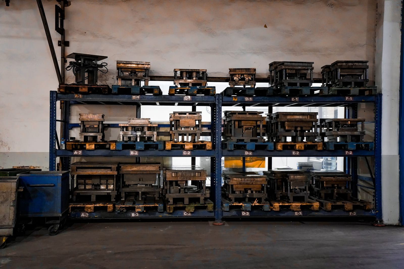 Steel injection mold tooling die