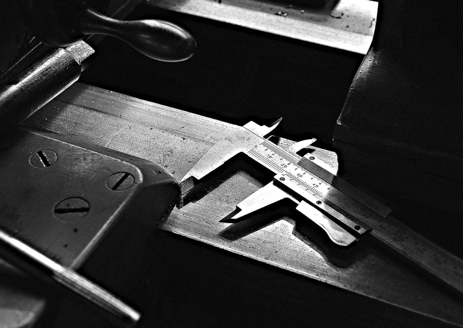 Caliper measuring tool metal